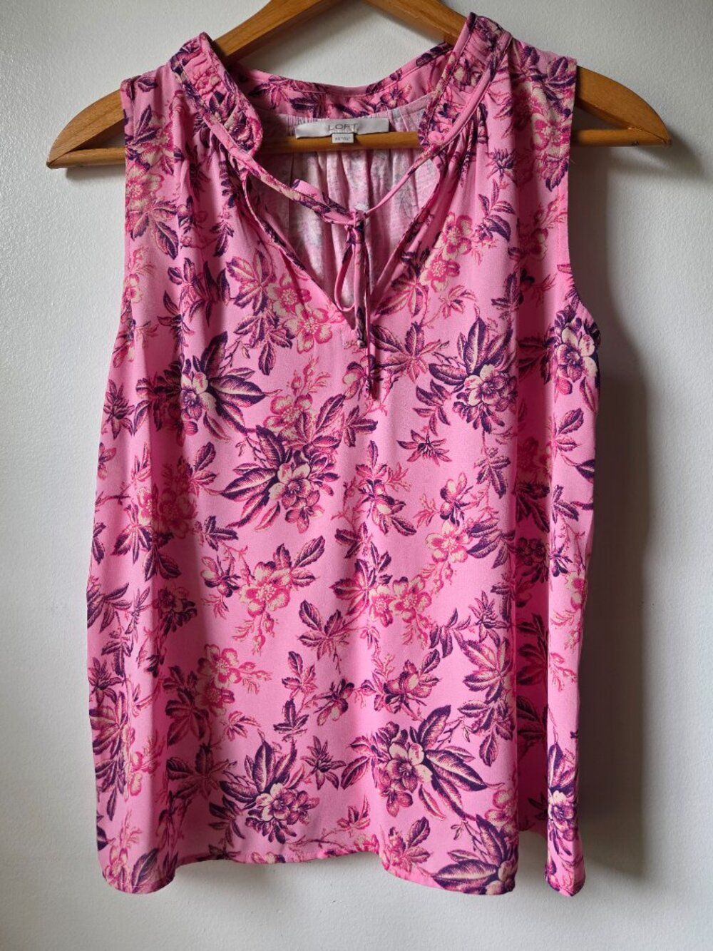 EUC LIKE NEW LOFT FLORAL SPLIT V NECK TANK TOP SIZE XS / S
